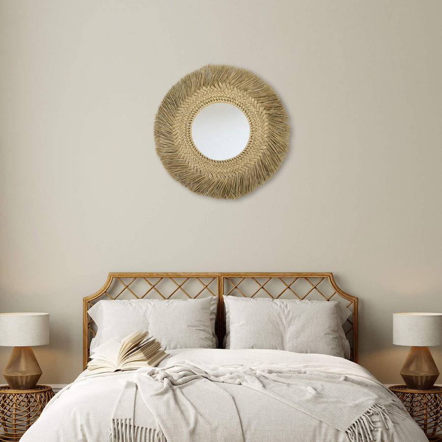 Banboo Spiegel, der über einem Bett hängt