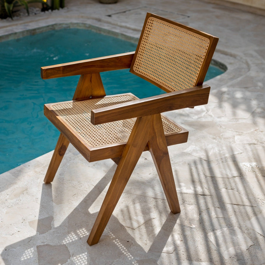 Rattanstuhl mit Armlehne am Pool