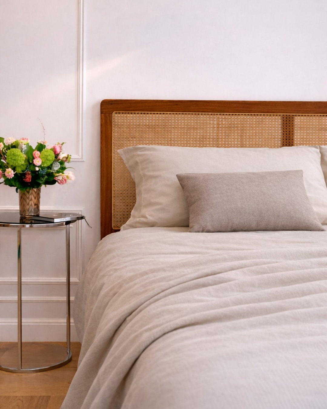 Bett Kopfteil Kami aus Teakholz mit Wiener Geflecht über dem Bett im hellen Boho-Schlafzimmer