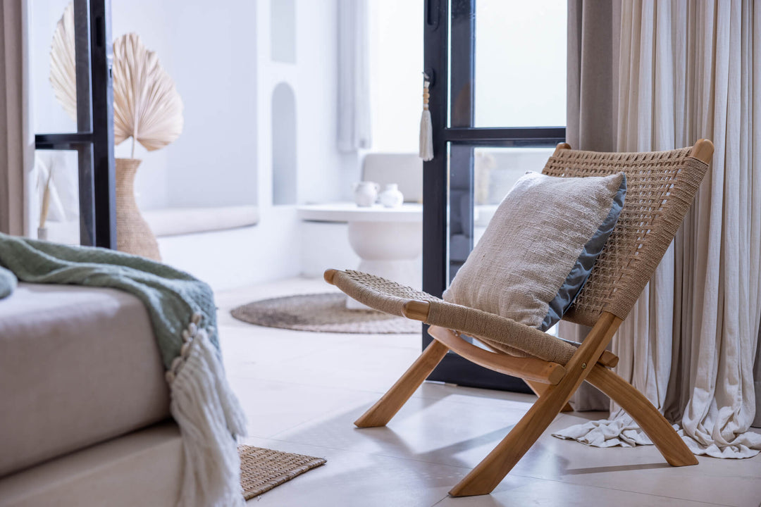 Gepglegter Teakholz Sessel in einem Boho Schlafzimmer