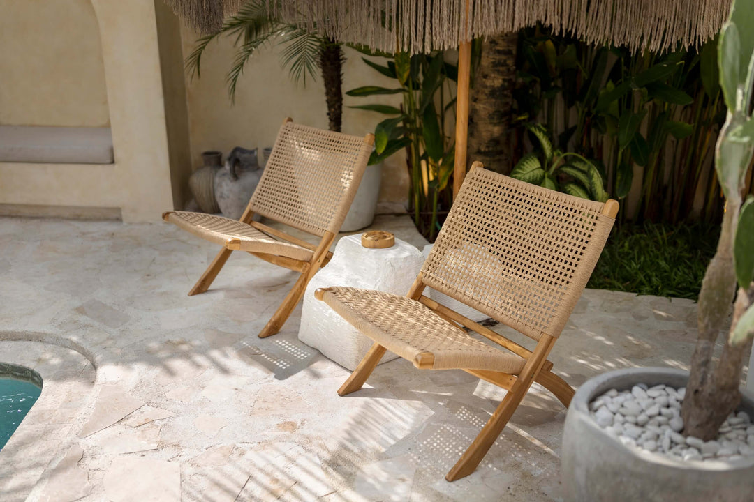 Zwei Boho Rattansessel im Outdoor-Bereich am Pool