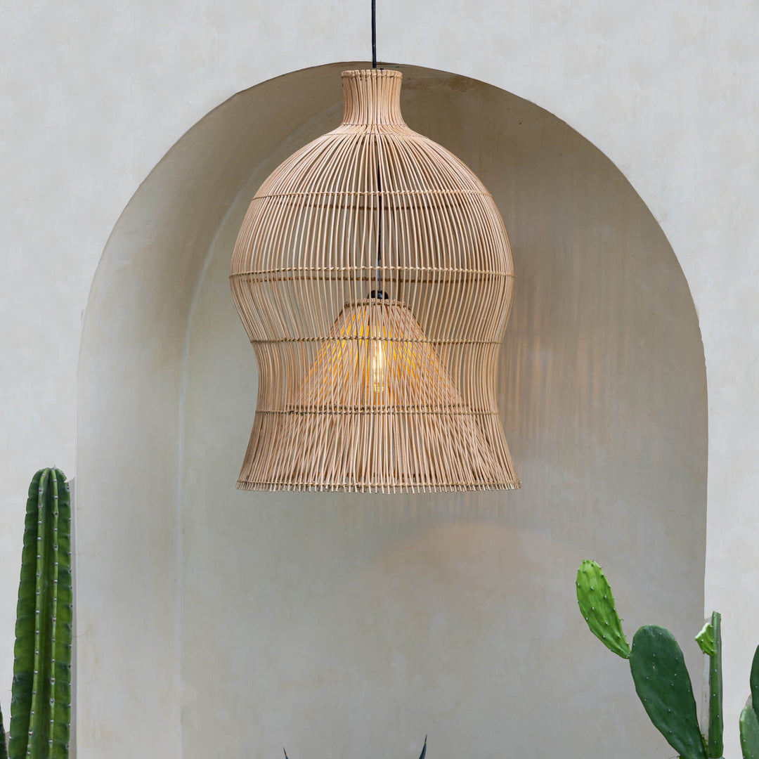 Ayuna draußen hängend