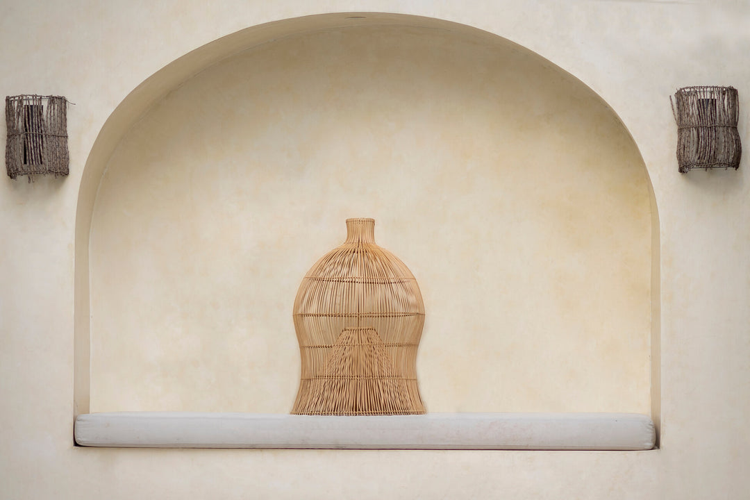 Ayuna Lampenschirm steht auf Sitzbank