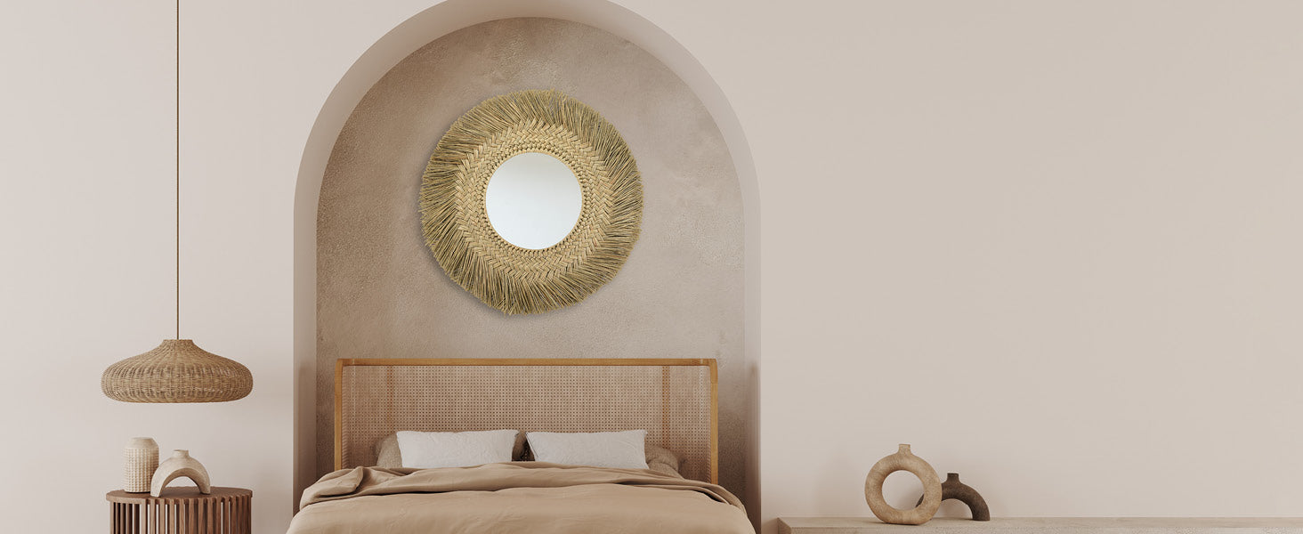 Spiegel Banboo, der über einem Bett hängt