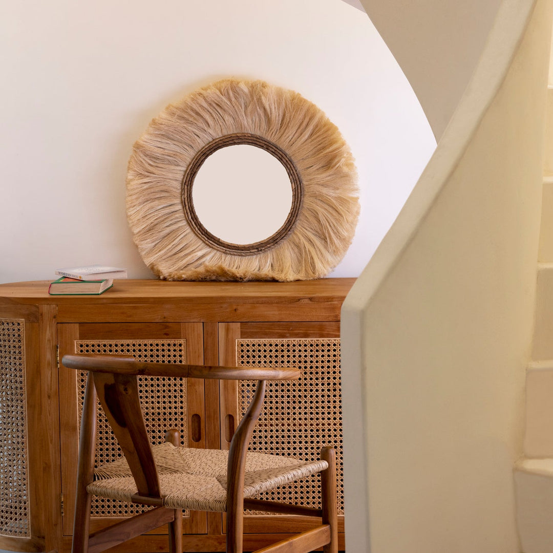 Spiegel Bani, der auf einer Kommode steht