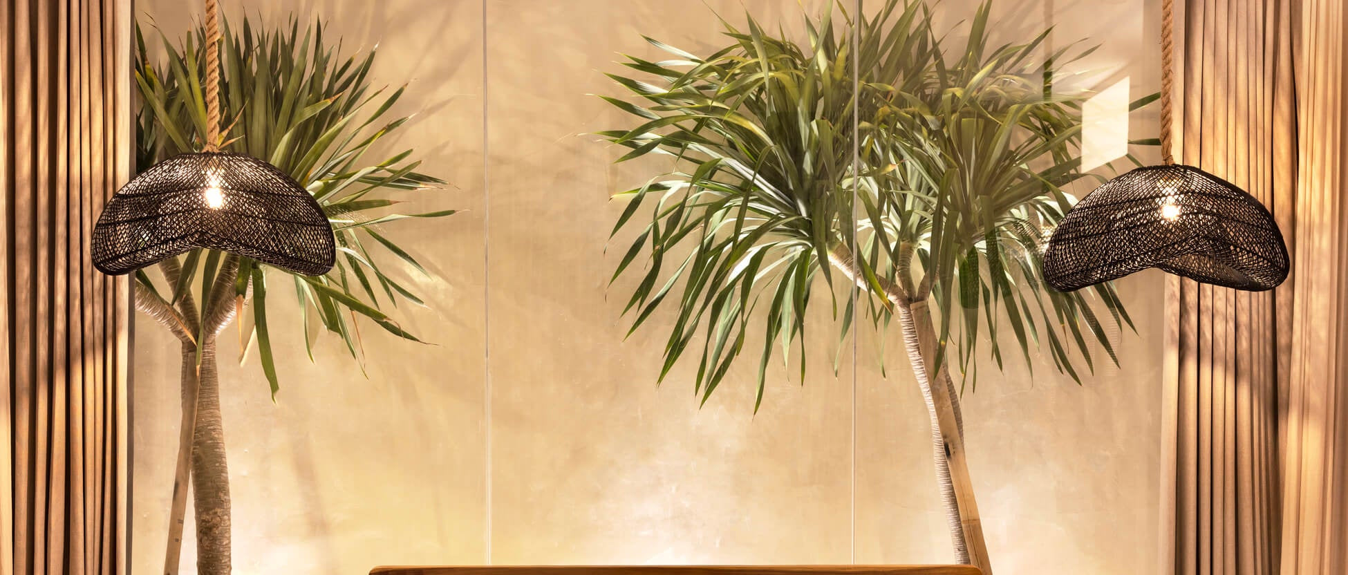 Lampe Bayu über einem Bett