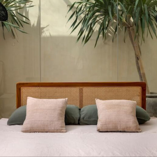 Bett mit Kopfteil aus Teakholz und Rattan