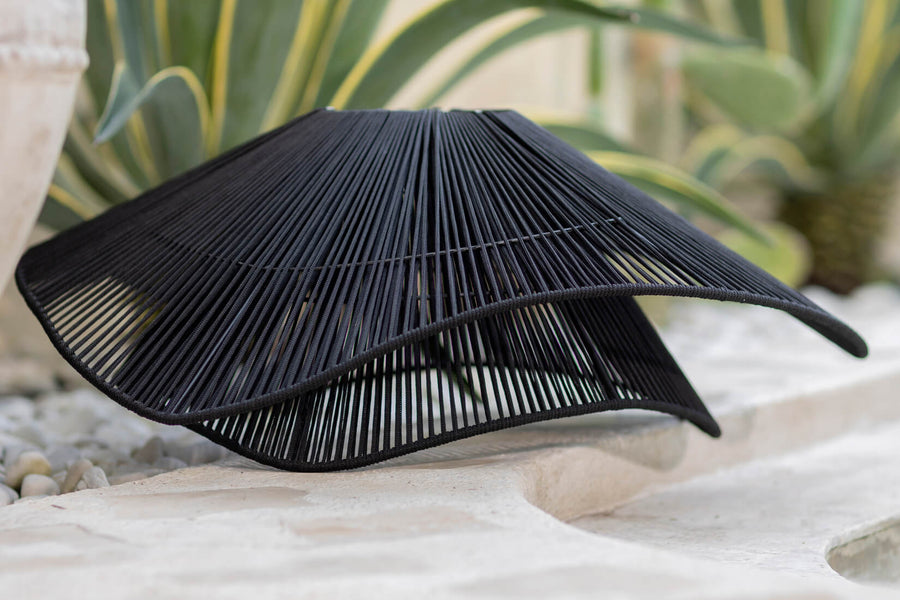 EVASI Boho Lampe Zyra aus Naturseil auf einem Steinboden liegend 