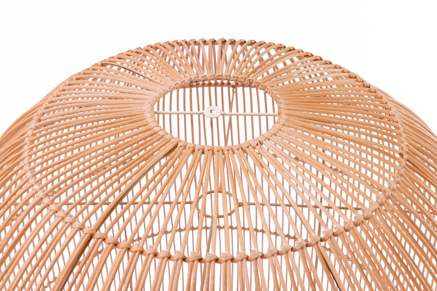 Rattan Lampenschirm im Boho Stil Valira von EVASI vor einem weißen Hintergrund
