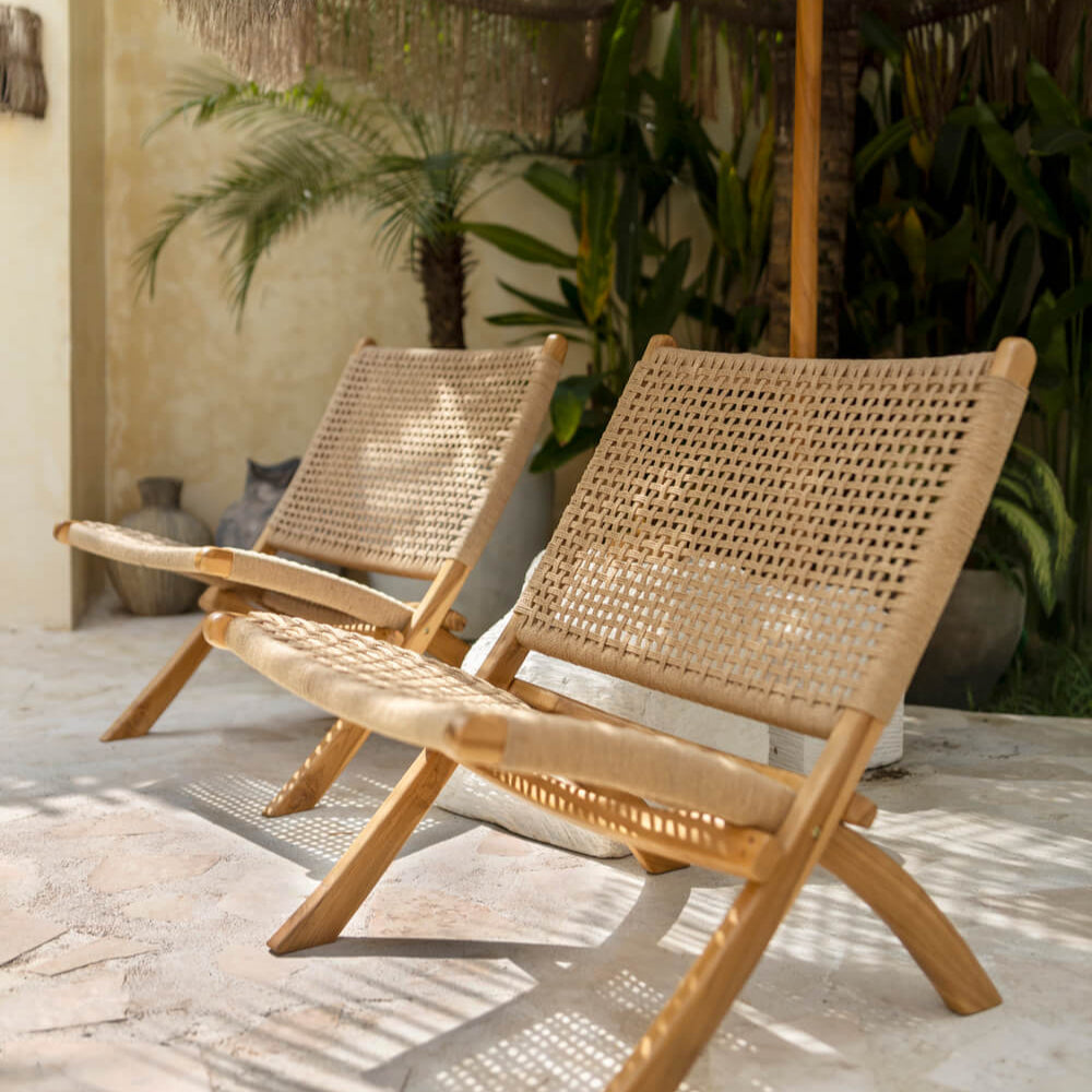 Unser Dewa Loungesessel aus Teakholz im 2-er Set am Pool