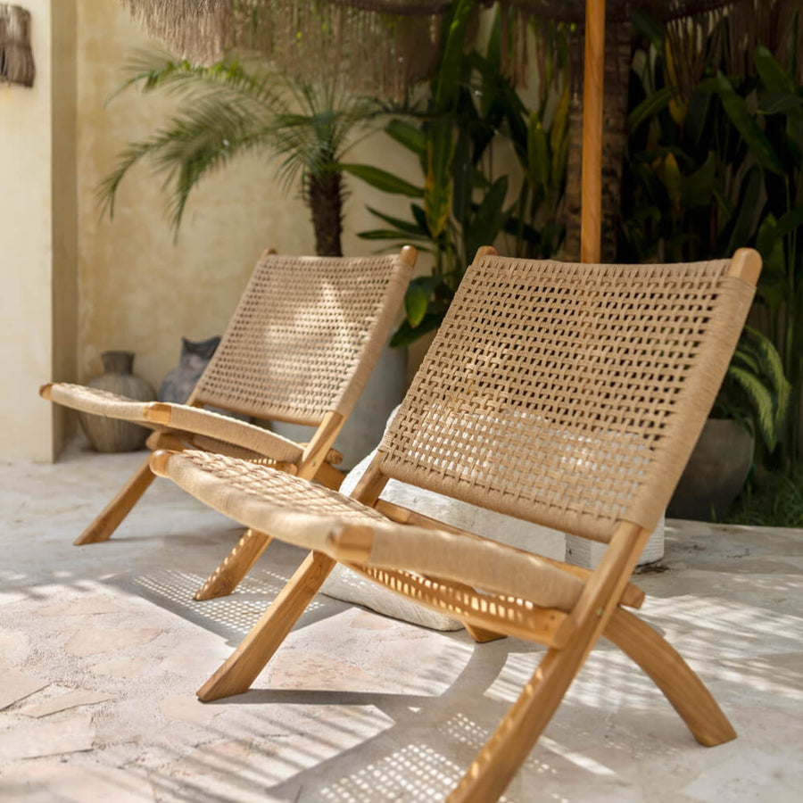 Unser Dewa Loungesessel aus Teakholz im 2-er Set am Pool