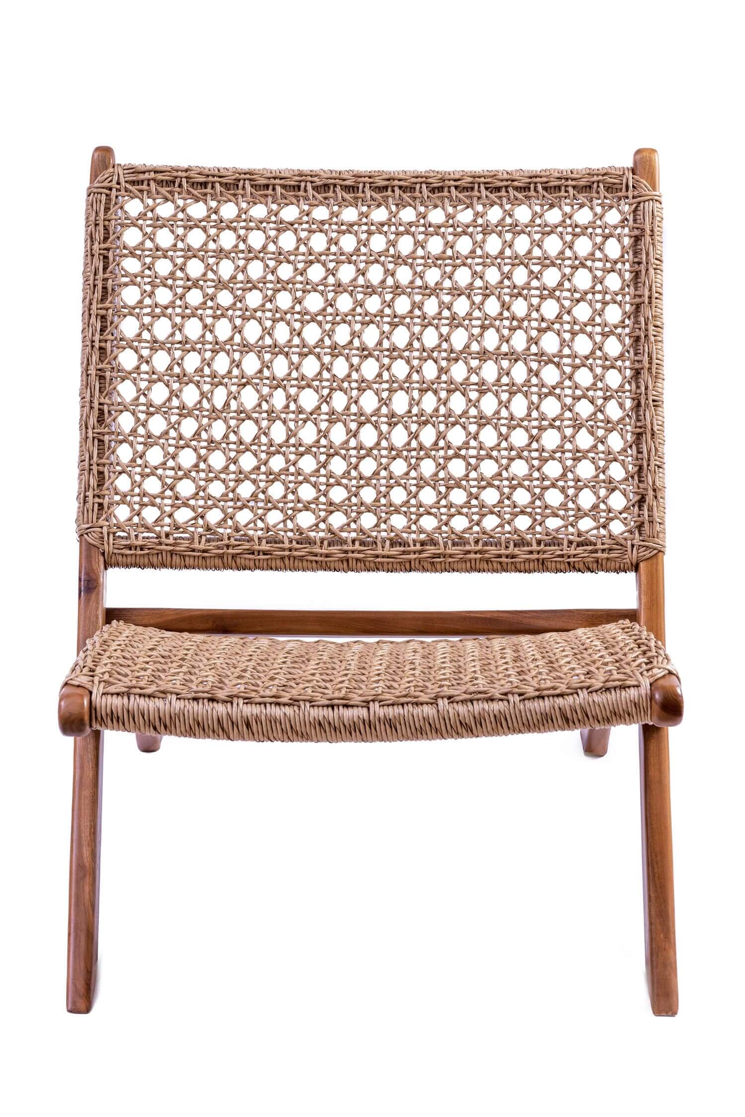 Boho Rattansessel Vaela aus Teakholz von EVASI vor einem weißen Hintergrund