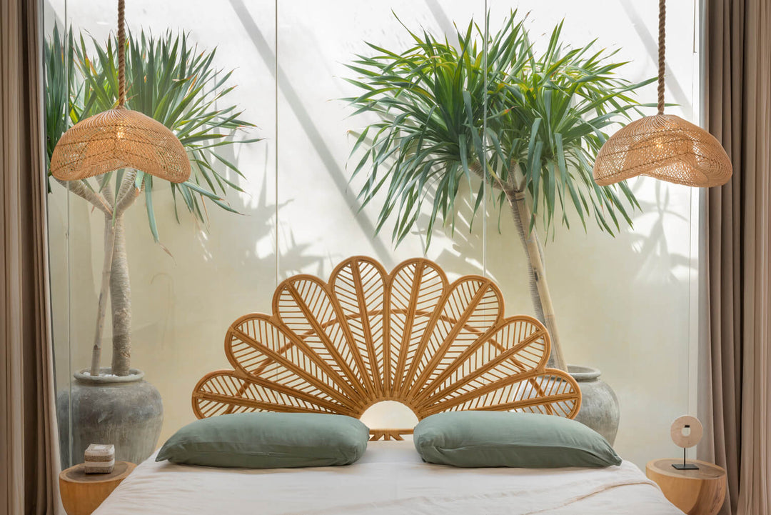 Boho Schlafzimmer mit Rattan Kopfteil und Boho Lampen