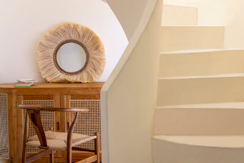 Boho Spiegel aus Seegras über einer Kommode im Flur