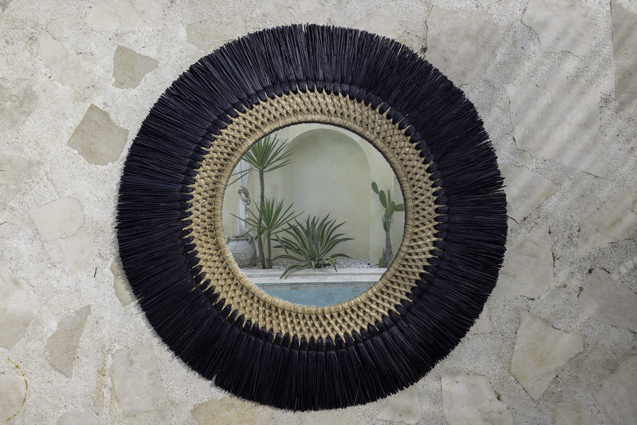 Fumai Boho Spiegel in schwarz von EVASI in einem Außenbereich hängend