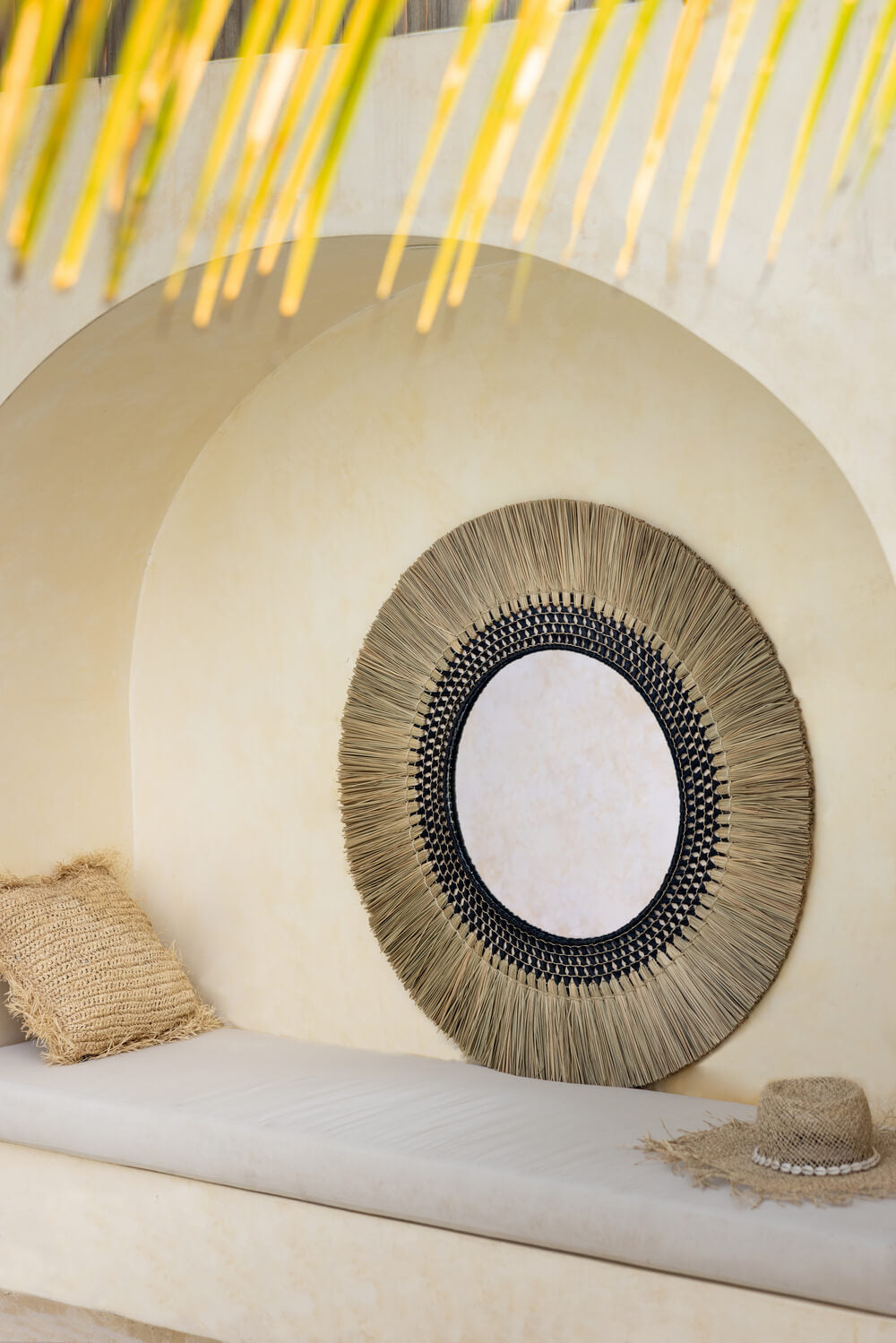 Rattan Spiegel im Boho Stil im Outdoor Bereich