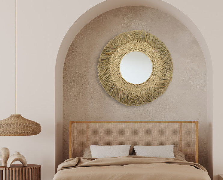 Boho Spiegel mit Seegras über dem Bett platziert