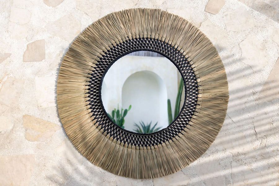 EVASI Boho Spiegel in rund in einem Außenbereich hängend