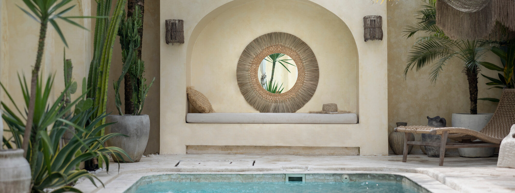 Boho Spiegel aus Seegras, der outdoor platziert ist