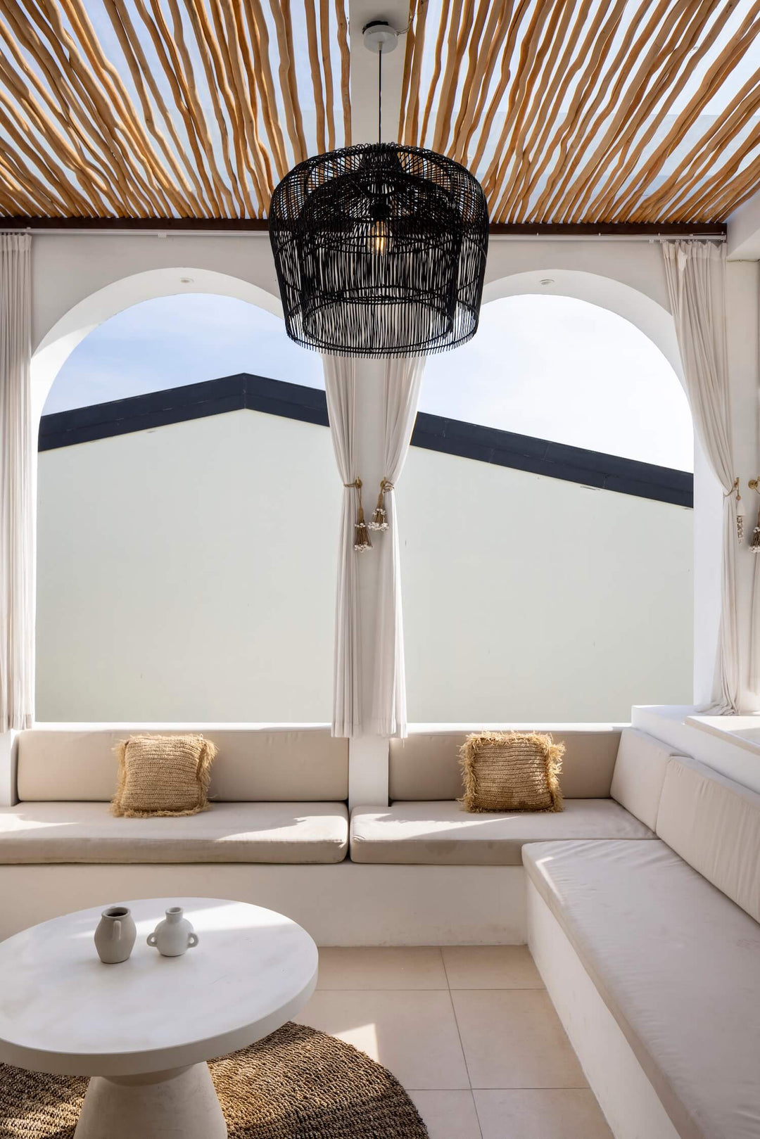 Outdoor Bereich im Boho Style mit Lounge und Rattan Lampe