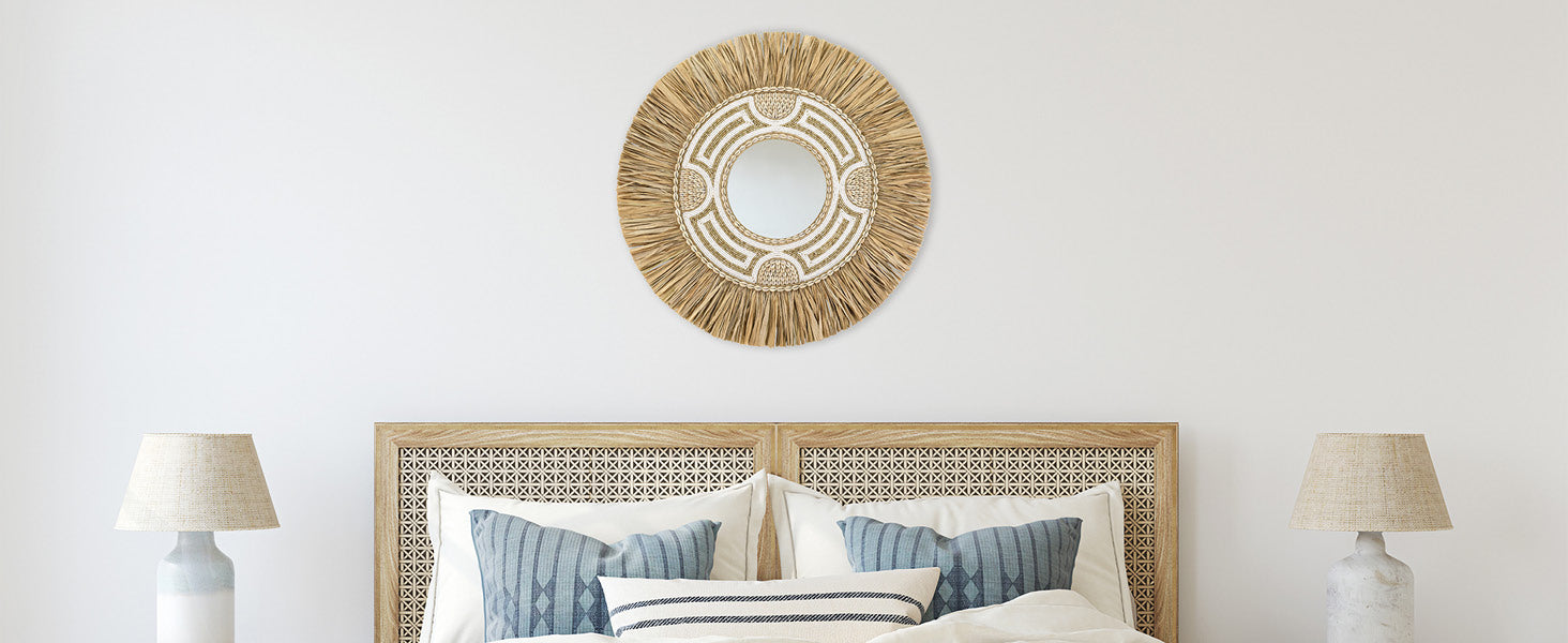 Spiegel Deja hängt über einem Bett