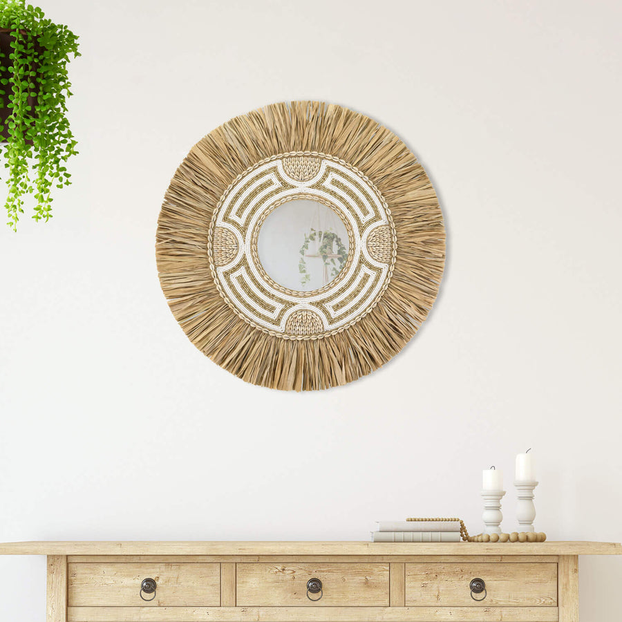 Deja über einer Kommode hängend