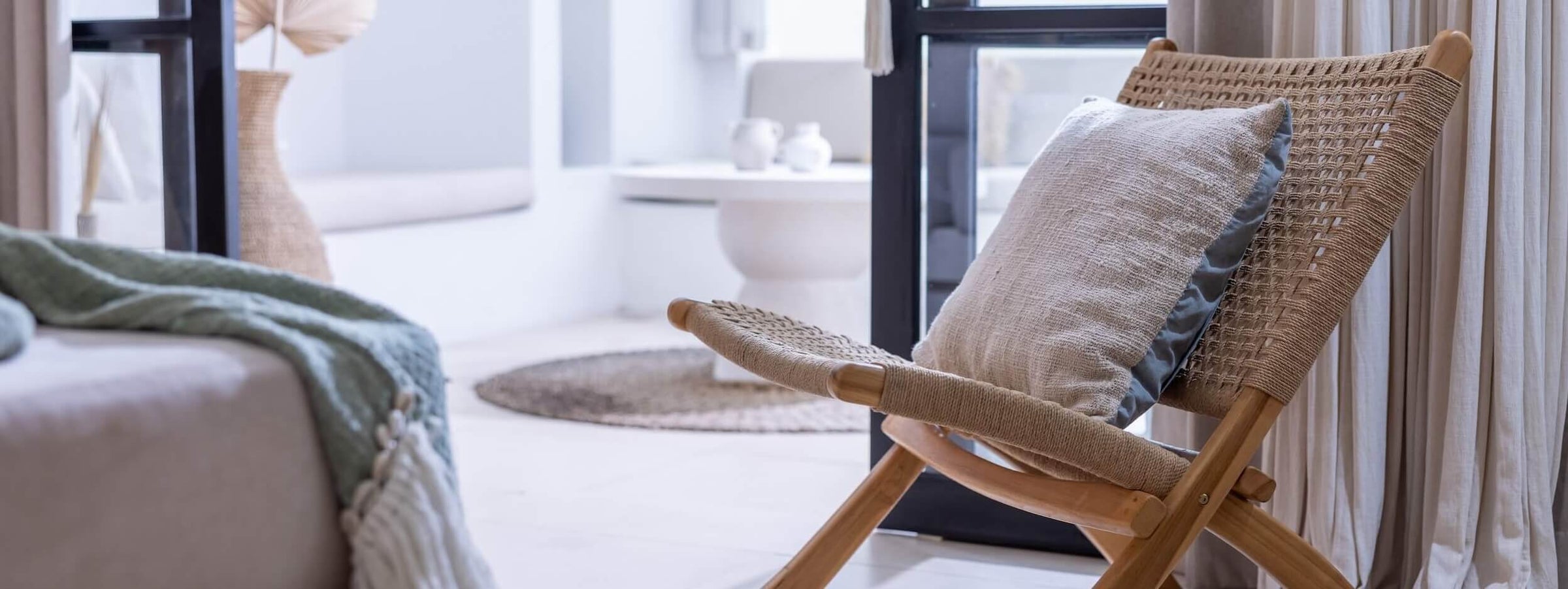 Holz Stuhl mit Kissen in einem Wohnzimmer mit skandinavischer Einrichtung