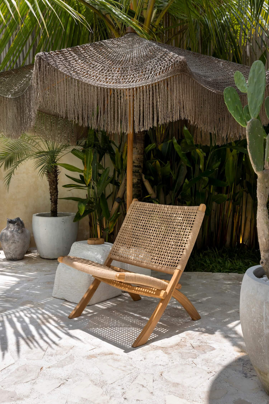 Dewa Rattansessel im Outdoor Bereich unter einem Schirm in Bali-Atmosphäre