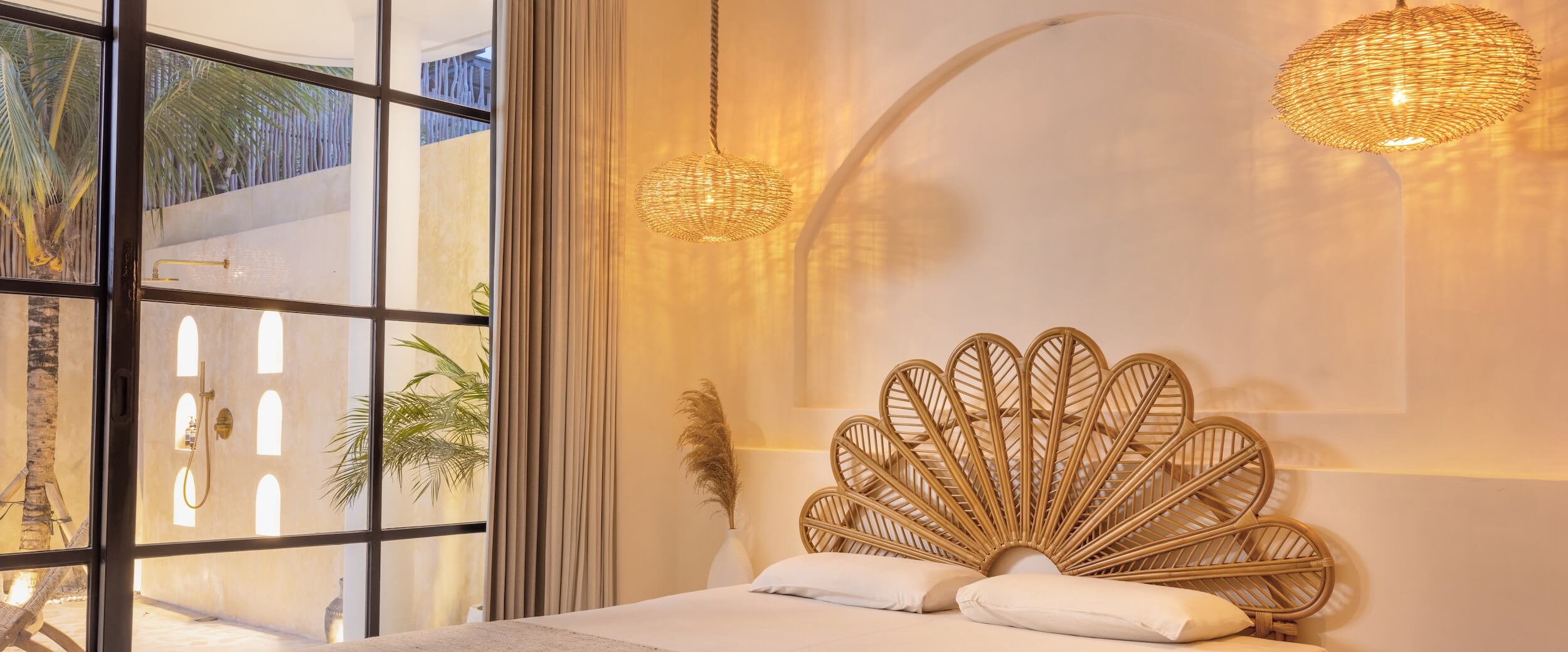 Gemütliches Schlafzimmer mit Rattan Bett und Lampen aus Rattan 