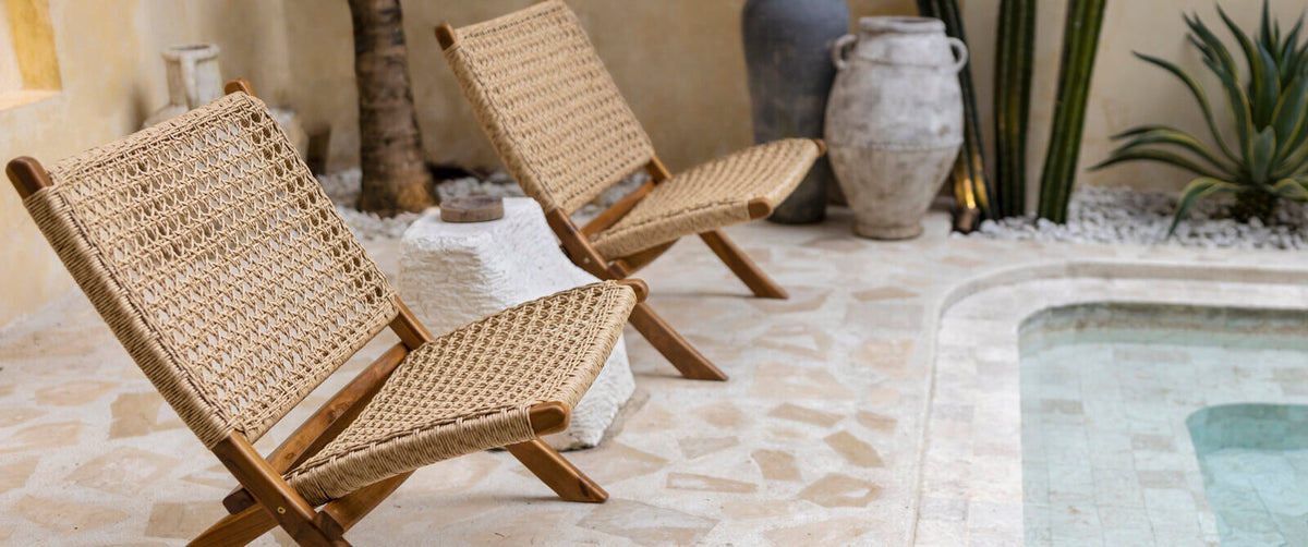 Zwei Loungesessel im ibiza Style am Pool