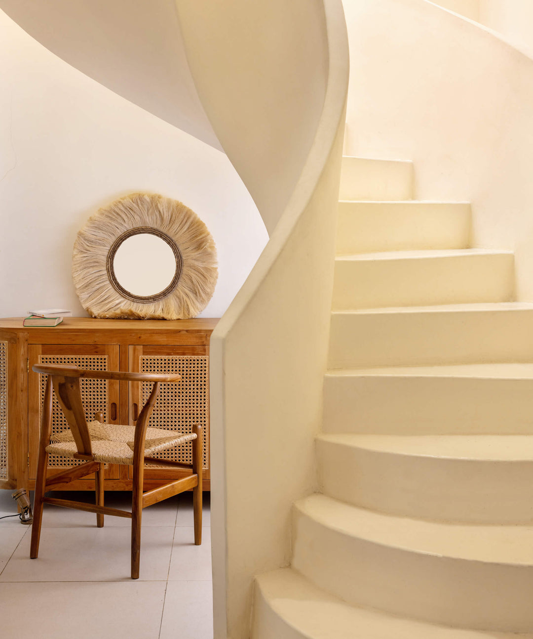 Stühle im Ibiza-Style aus hellem Holz und Naturmaterialien
