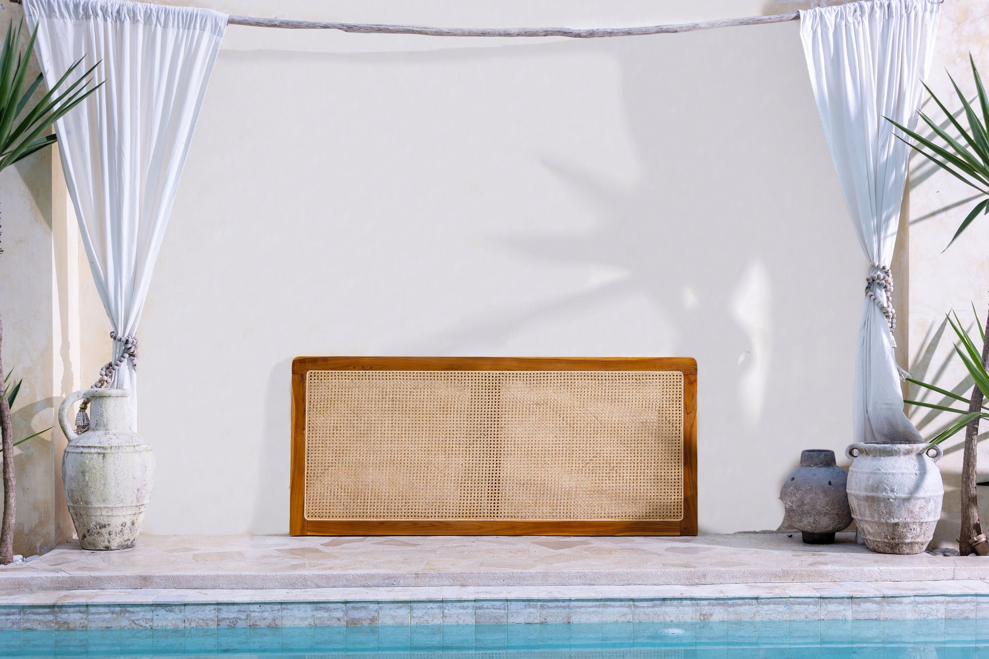 Kami Kopfteil angelehnt an Wand im Poolbereich