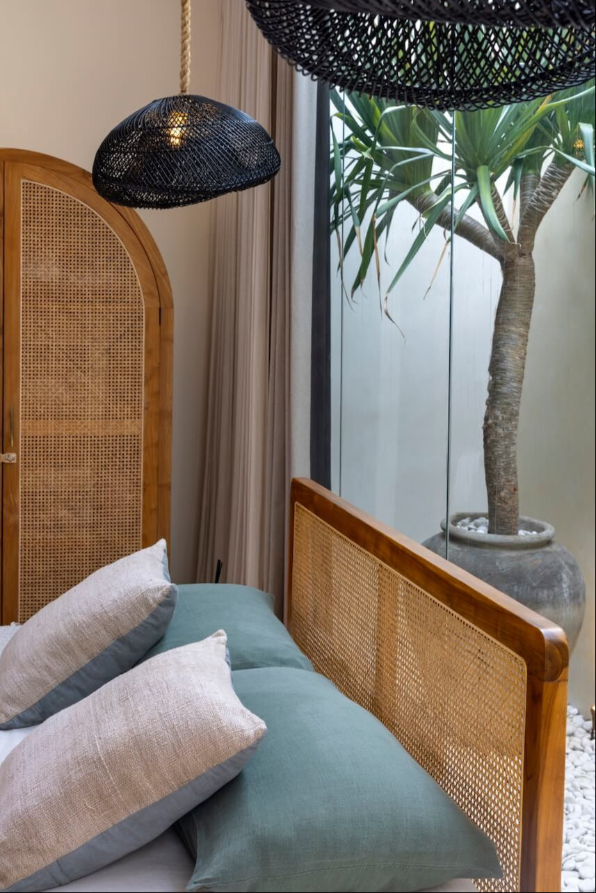 Bett mit Kopfteil aus Teakhlz und Rattan