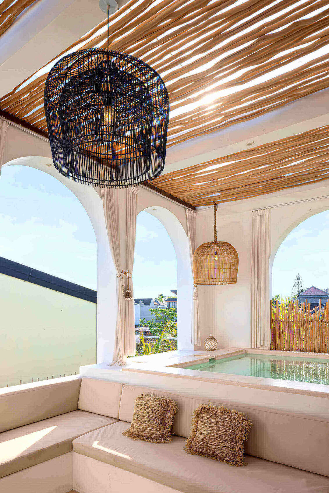 Boho Lampe Celia in einem Poolbereich