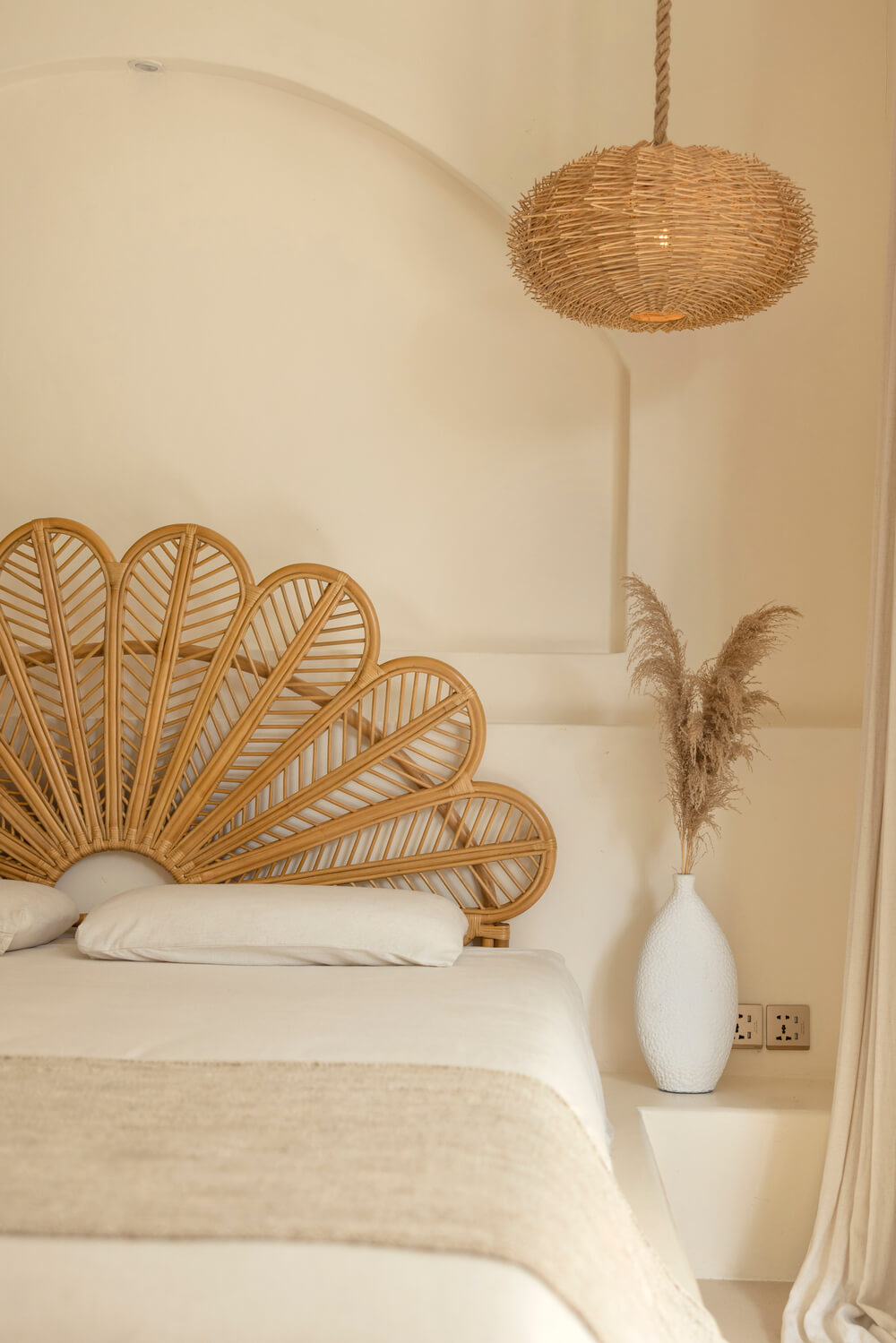 Boho Lampe hängend über dem Nachttisch