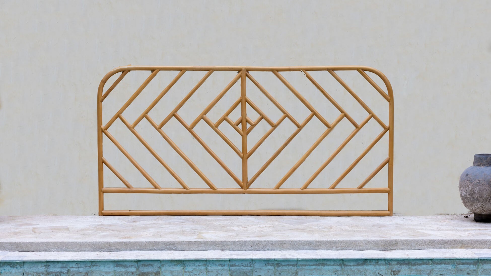 Kopfteil Naela angelehnt an Wand beim Pool