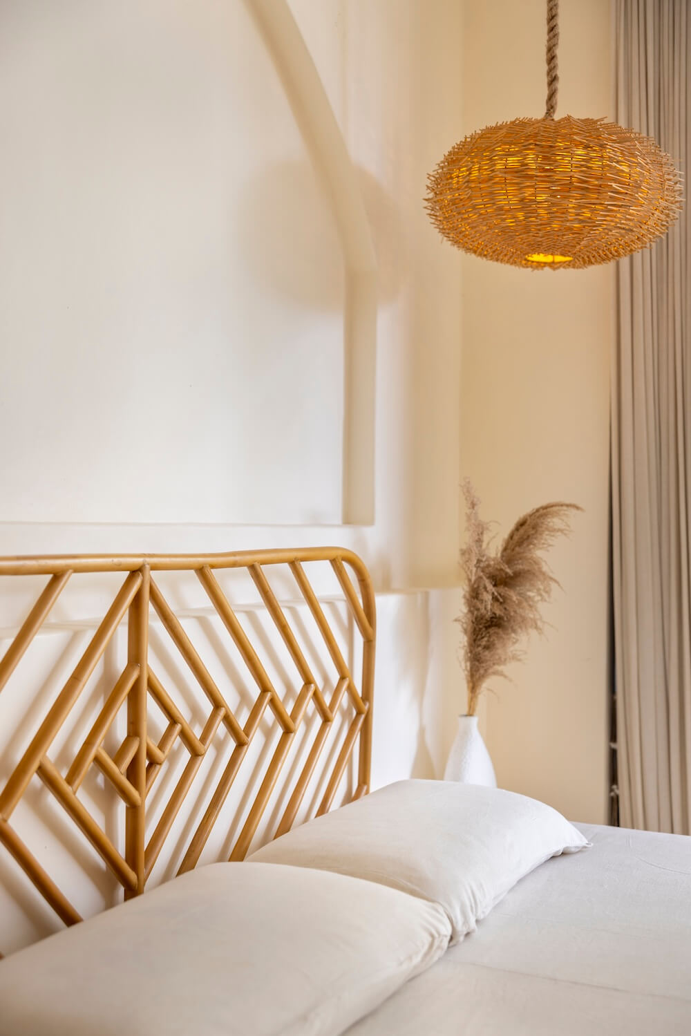 Bett mit Naela Rattan Kopfteil