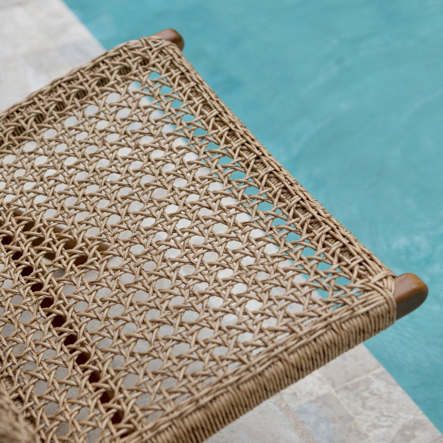 Detailansicht des Rattansessels Vaela am Pool