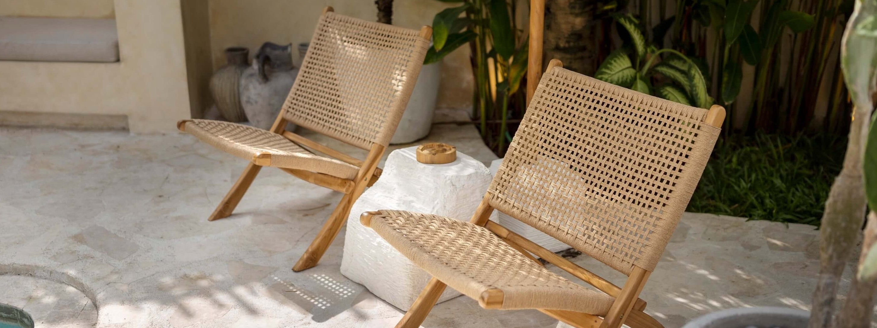 Zwei Outdoor Rattansessel im Außenbereich am Pool