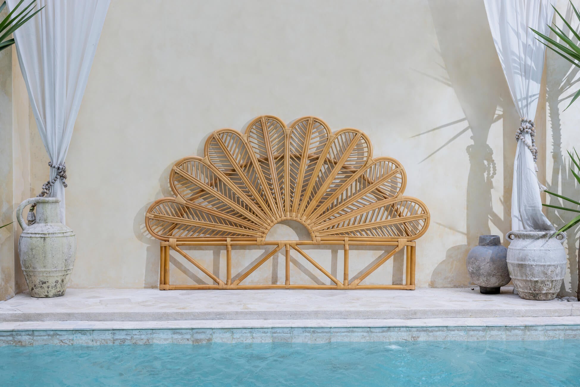 Raja Kopfteil steht angelehnt an einer Wand im Poolbereich