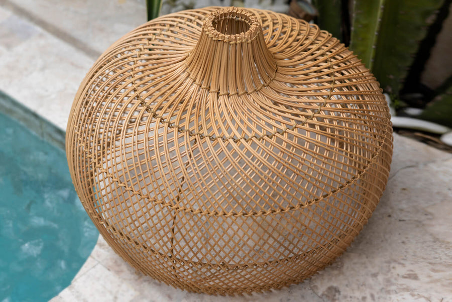 Boho Rattanlampe Amara von EVASI an einem Pool