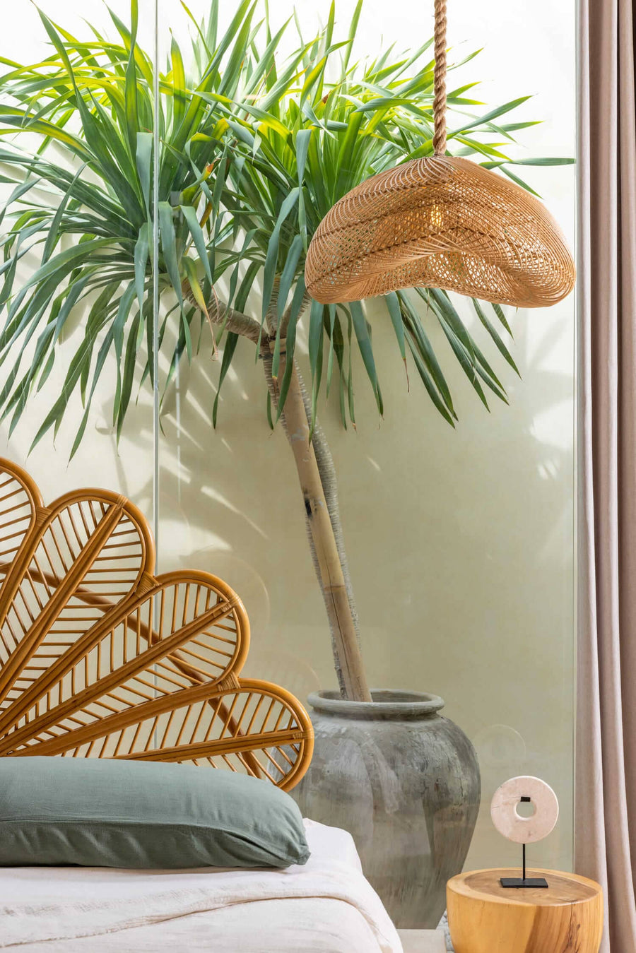 Rattan Boholampe Bayu in einem Schlafzimmer hängend