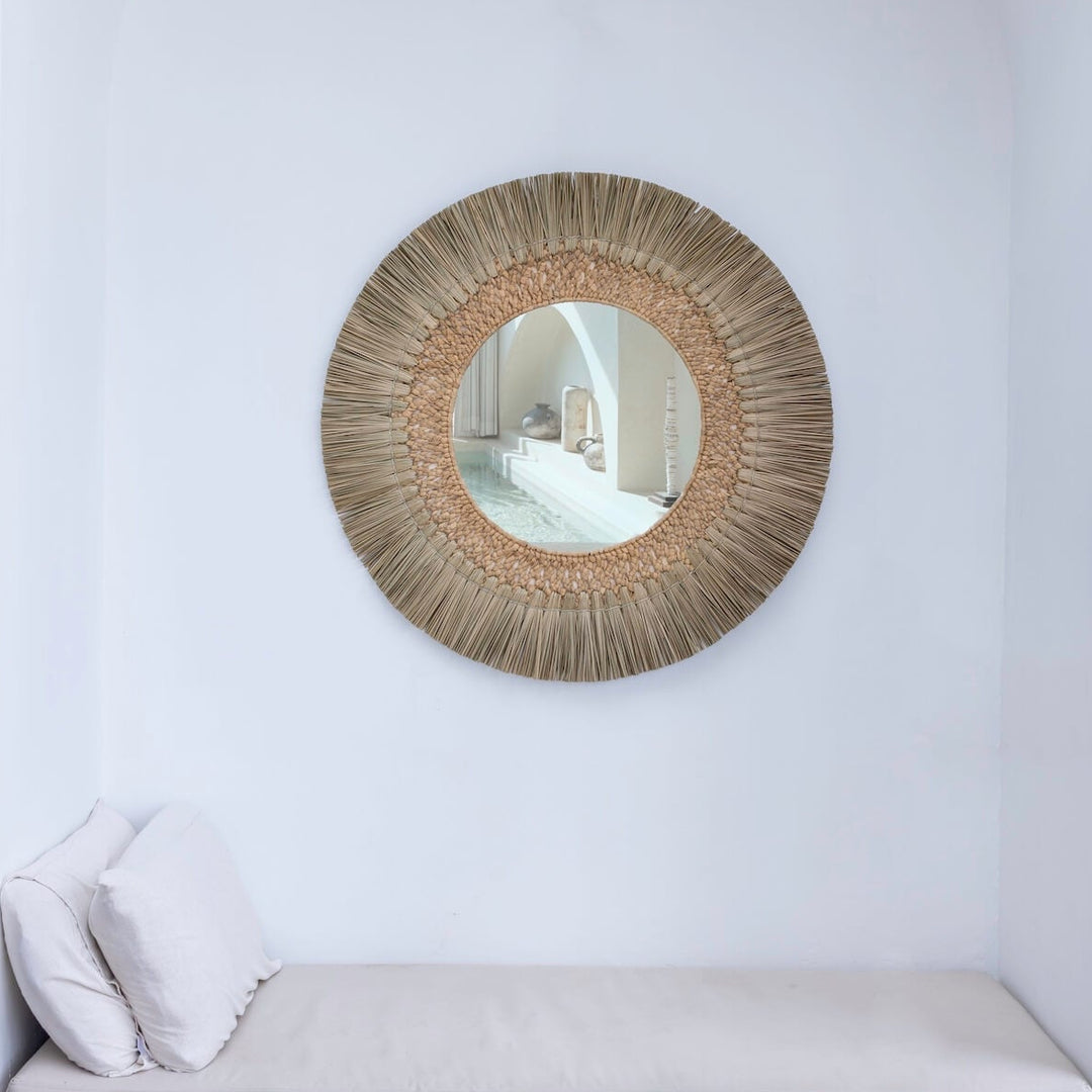 Boho Spiegel mit Seegras an einer Wand im Outdoor-Bereich 