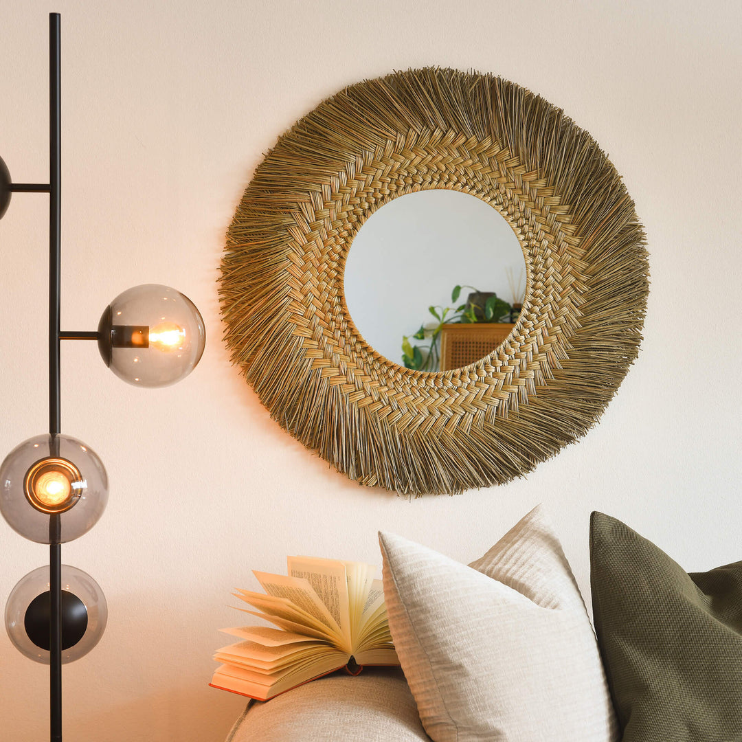Spiegel Banboo, der neben einem Sofa hängt