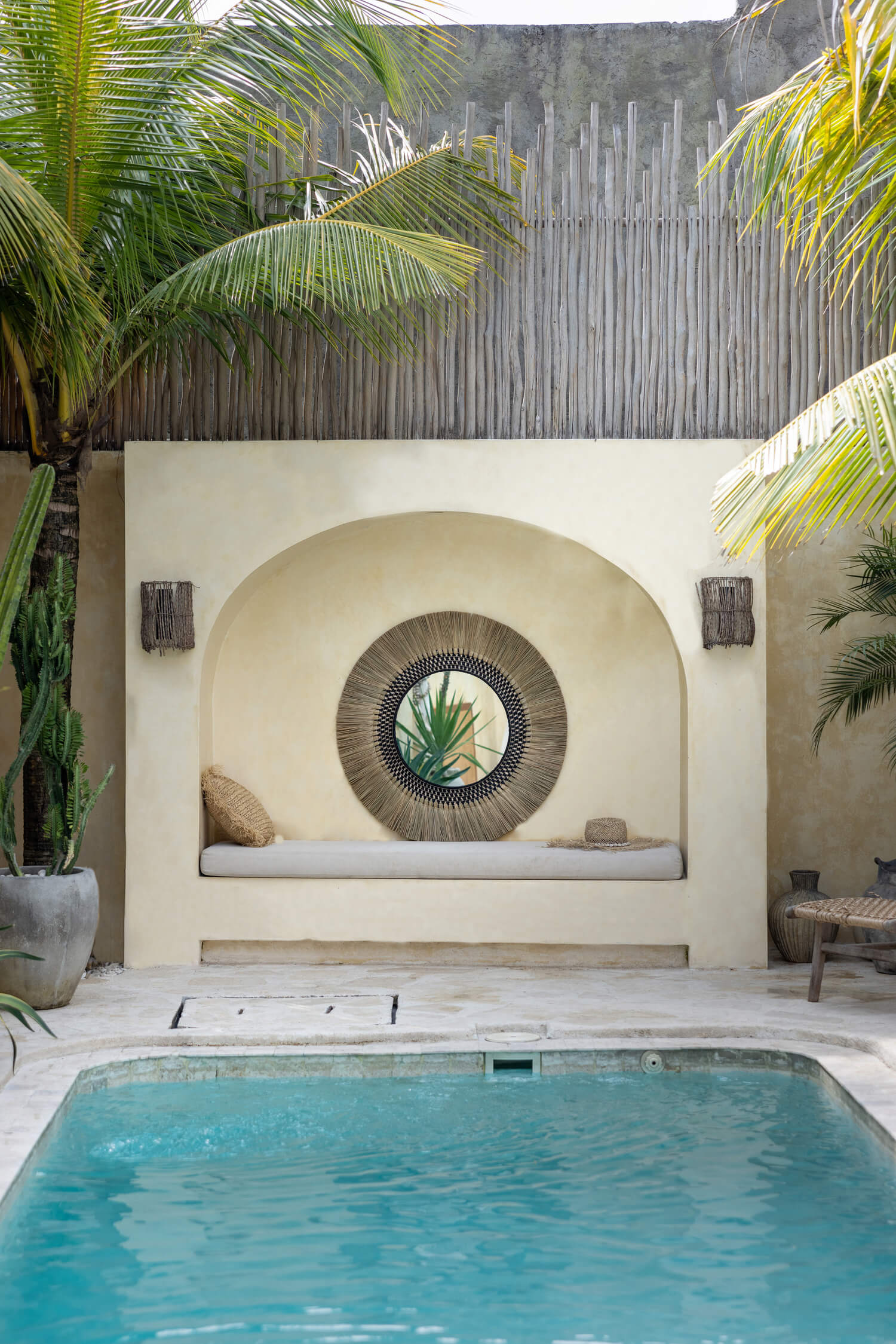 Spiegel Vaja in Nische in einem Außenbereich am Pool