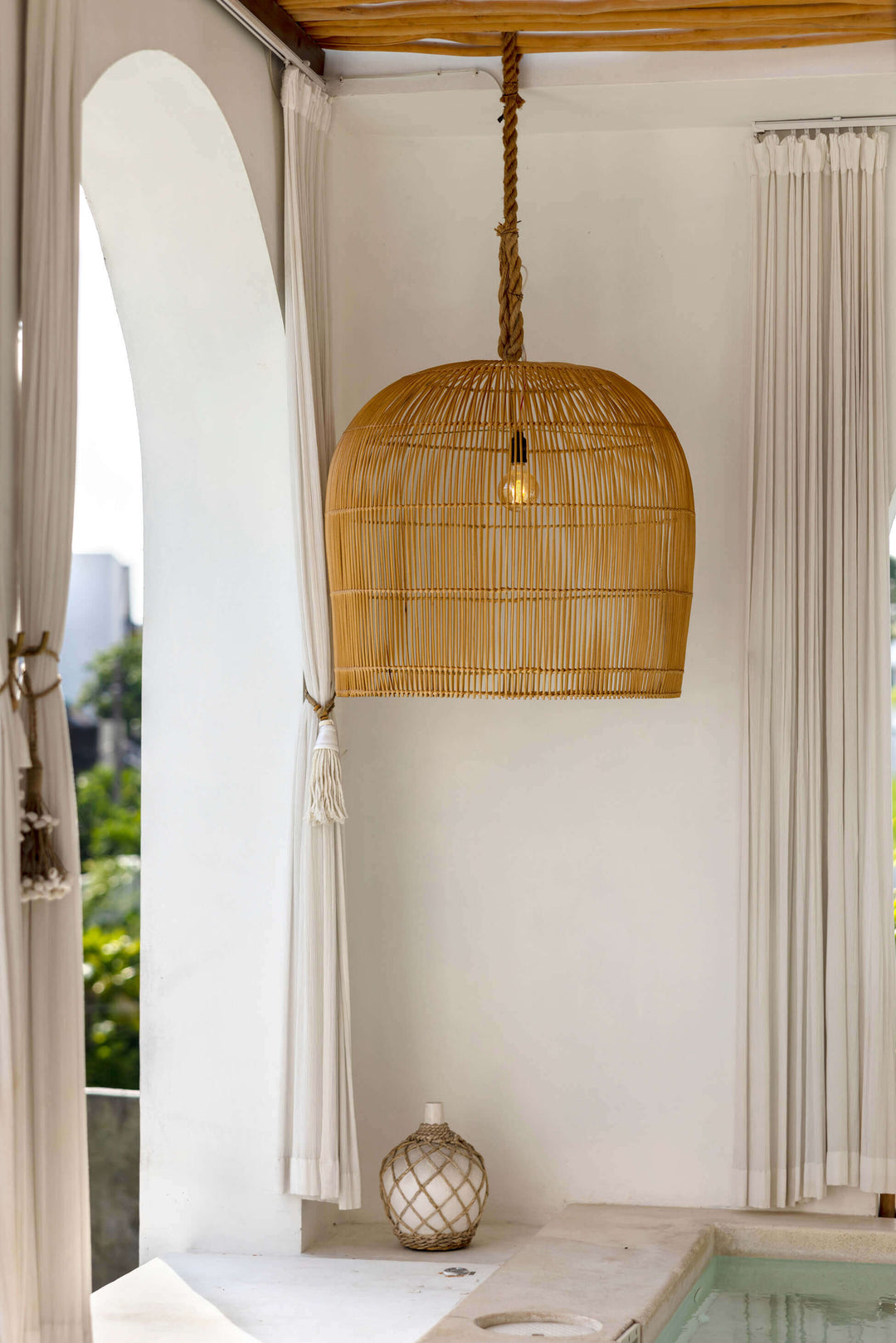 Tagsüber Valira am Pool