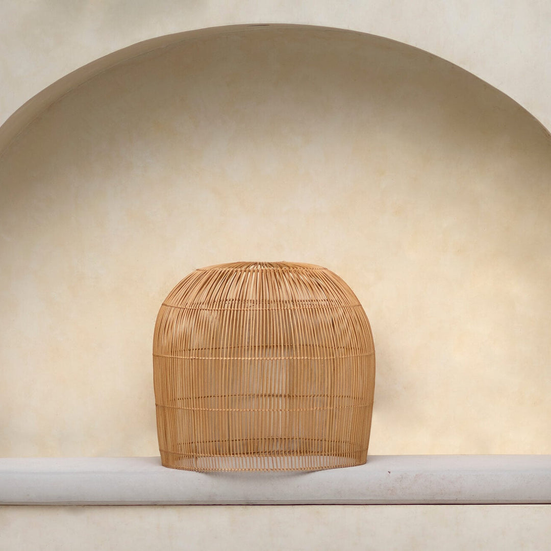 Valira auf einer Sitzbank