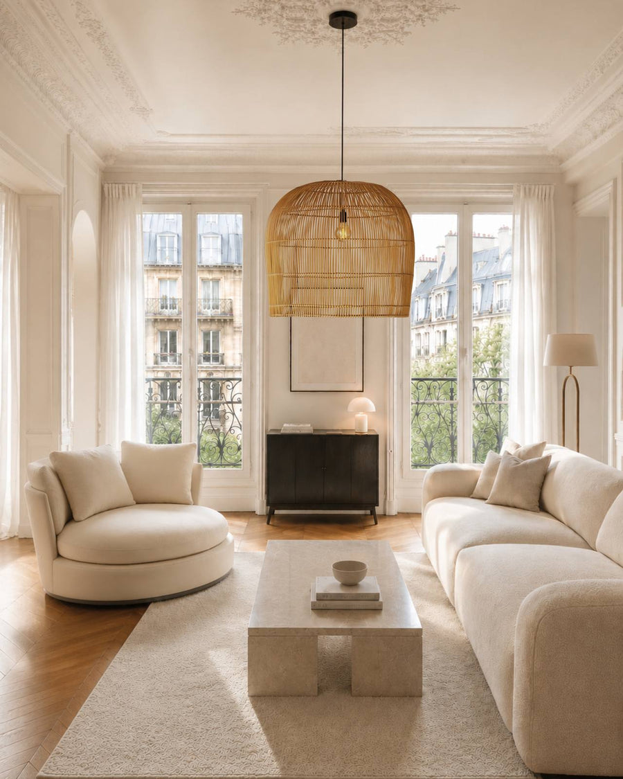 Valira Hängelampe aus Rattan über Couchtisch im hellen Boho-Wohnzimmer

