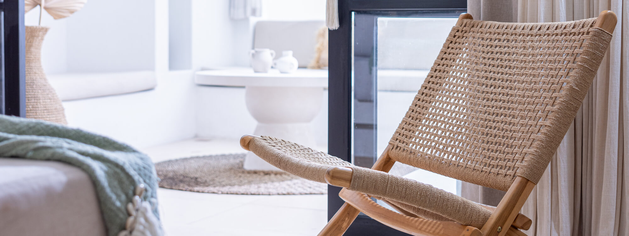 Boho Sessel im Wohnzimmer neben der Couch