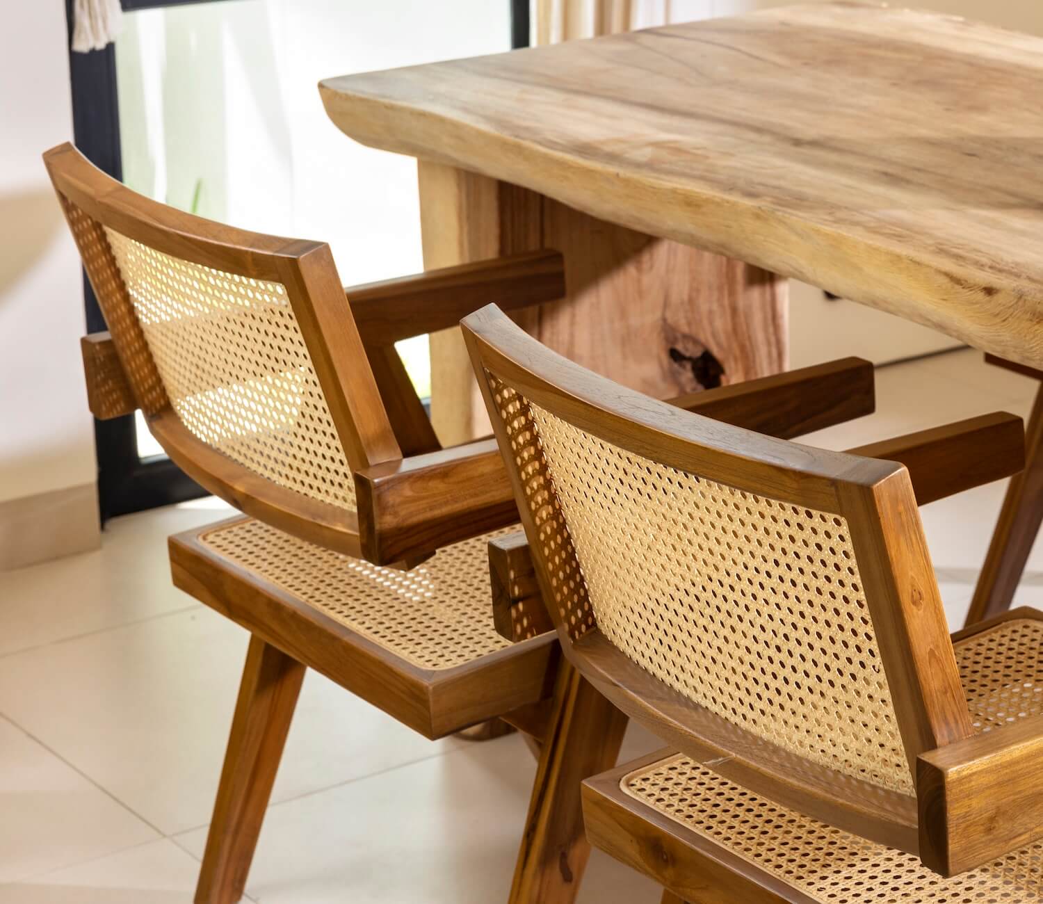 Zwei Boho Esszimmerstühle stehen am Tisch